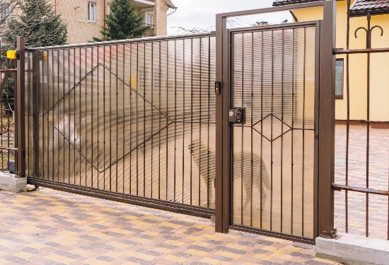 Купить ворота из профлиста с элементами ковки, с металлическими столбами в рамке или под дерево в Южноуральске от 155055 руб